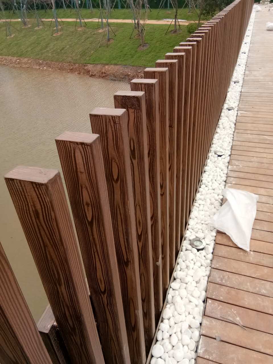 盐城钢管护栏木纹漆施工项目