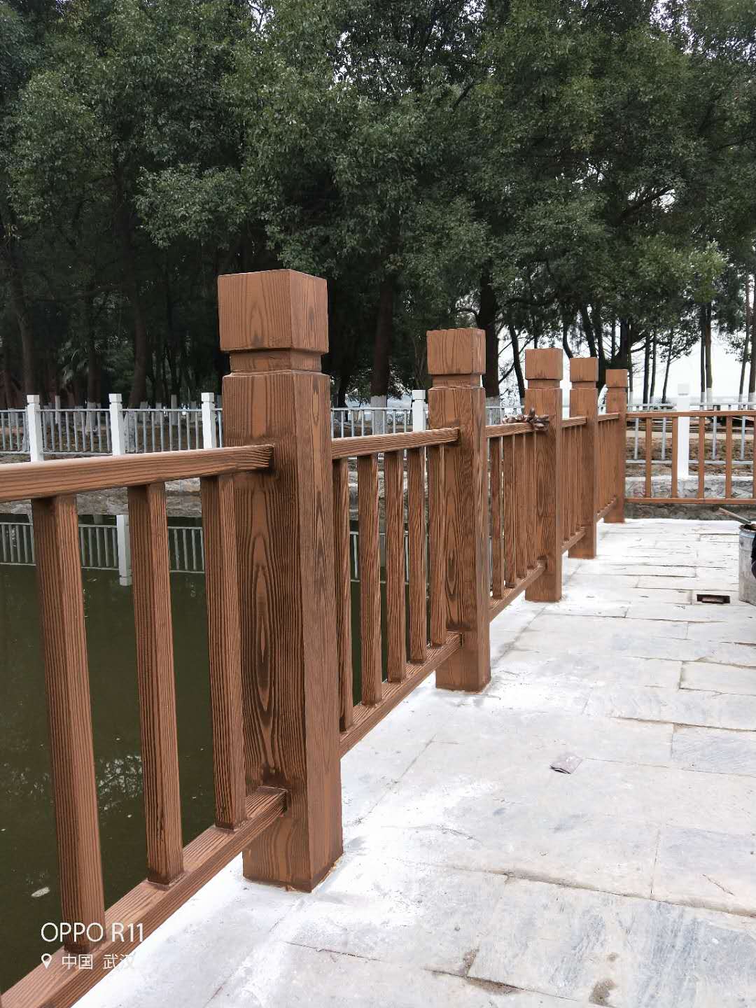 盐城河道护栏木纹漆施工项目