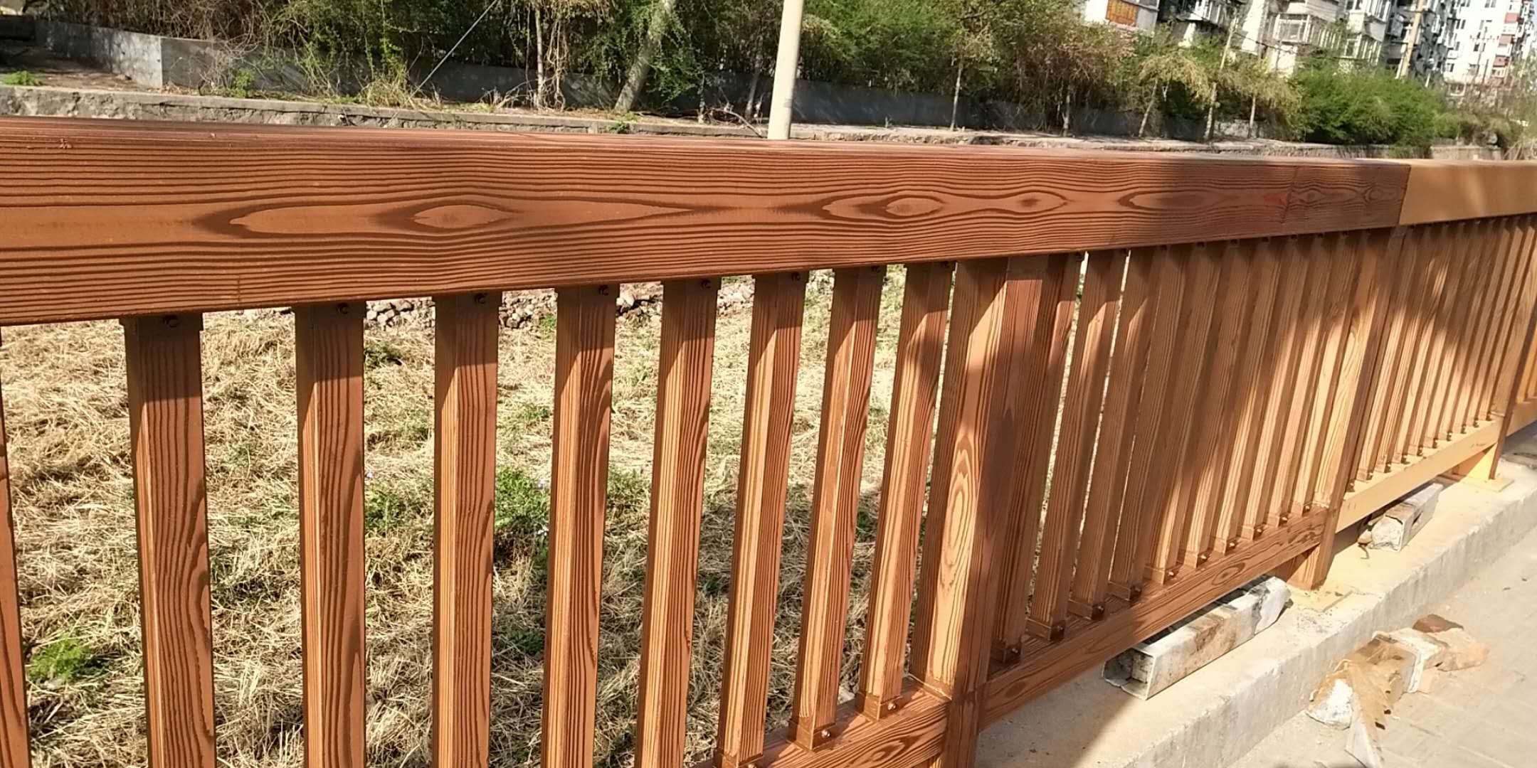 盐城河北承德双桥区护栏仿木纹漆施工项目
